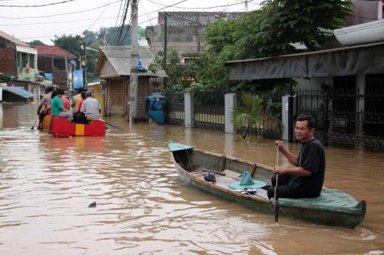 Tanggul Ciliwung jebol, banjir hingga 2 meter rendam Kebon Baru