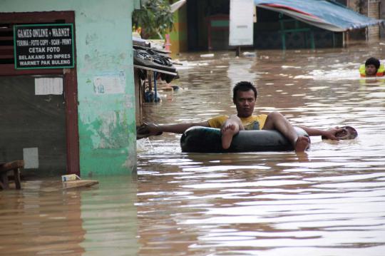 Tanggul Ciliwung jebol, banjir hingga 2 meter rendam Kebon Baru