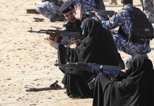 Mengintip aksi polisi wanita Irak, berjubah saat latihan tembak