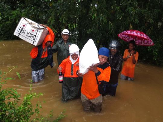 Aksi relawan PMI bantu korban banjir di Jawa Tengah