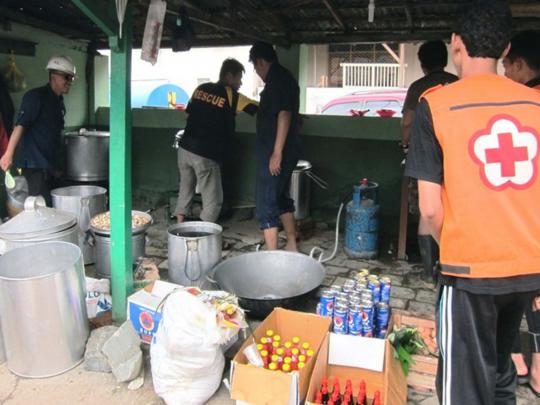 Aksi relawan PMI bantu korban banjir di Jawa Tengah