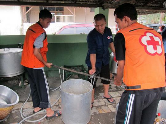 Aksi relawan PMI bantu korban banjir di Jawa Tengah