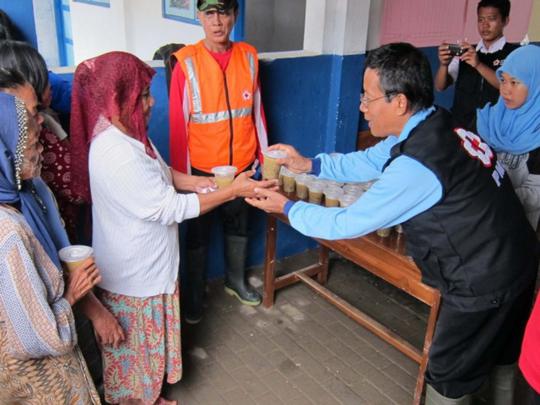 Aksi relawan PMI bantu korban banjir di Jawa Tengah