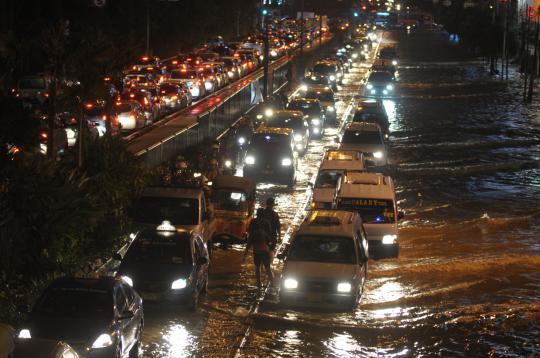 Banjir Gunung Sahari, lalu lintas lumpuh