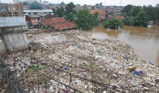 Ribuan ton sampah banjir bikin mampet aliran Ciliwung