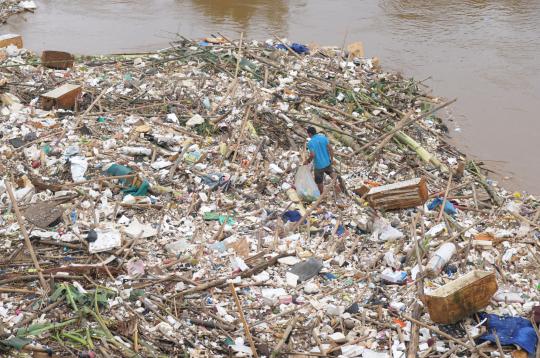 Ribuan ton sampah banjir bikin mampet aliran Ciliwung