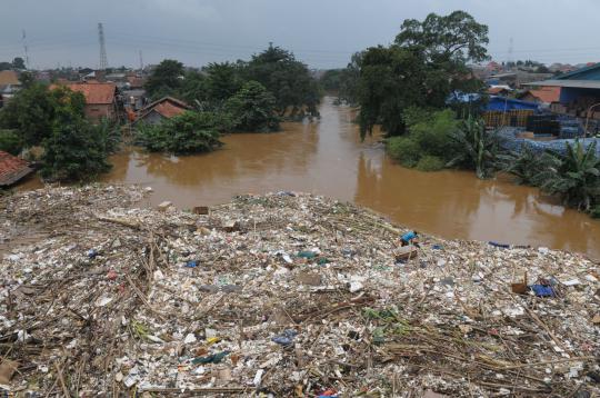 Ribuan ton sampah banjir bikin mampet aliran Ciliwung