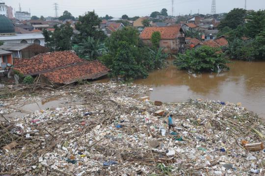 Ribuan ton sampah banjir bikin mampet aliran Ciliwung