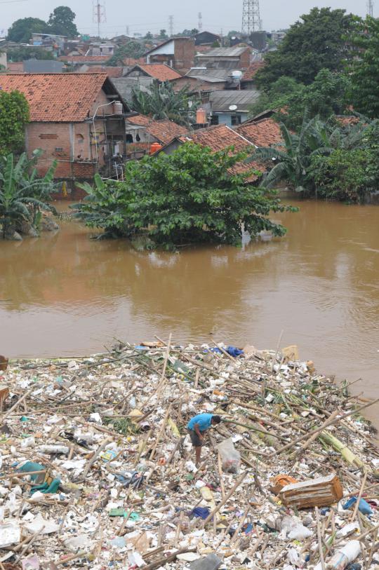 Ribuan ton sampah banjir bikin mampet aliran Ciliwung