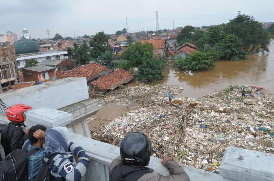 Ribuan ton sampah banjir bikin mampet aliran Ciliwung