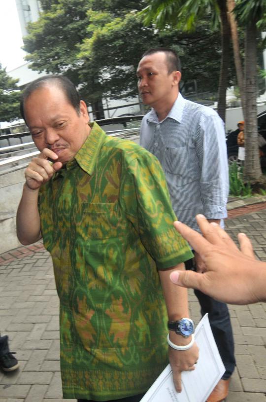 Berbatik hijau, Sutan Bhatoegana penuhi panggilan KPK