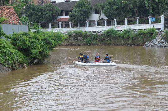 Pencarian orang hanyut di tengah derasnya arus Kali Ciliwung