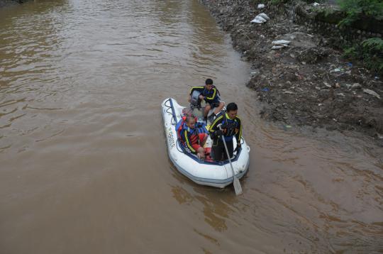 Pencarian orang hanyut di tengah derasnya arus Kali Ciliwung