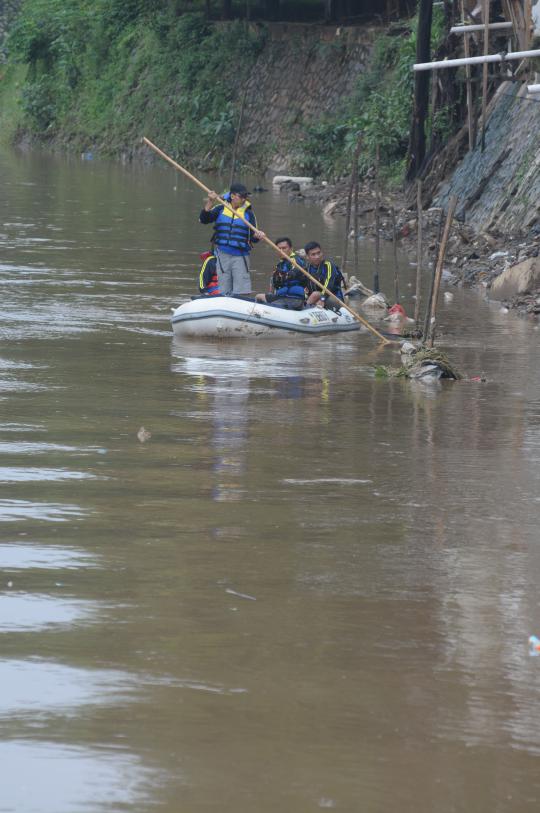 Pencarian orang hanyut di tengah derasnya arus Kali Ciliwung