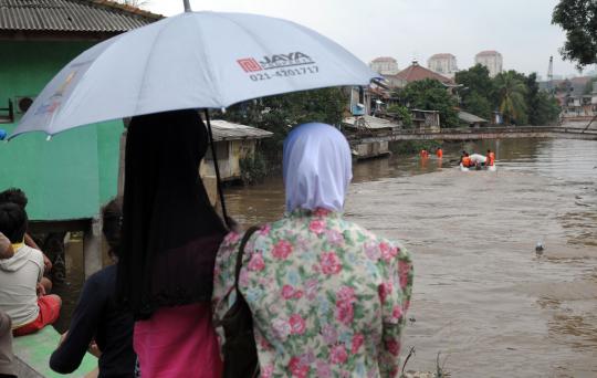 Pencarian orang hanyut di tengah derasnya arus Kali Ciliwung