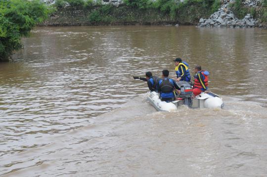 Pencarian orang hanyut di tengah derasnya arus Kali Ciliwung