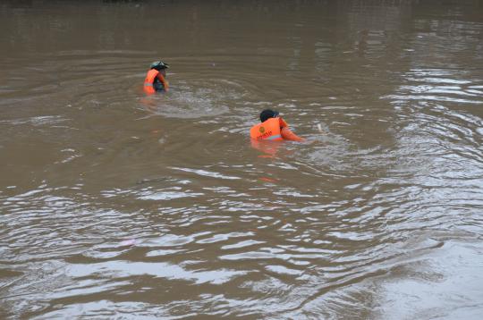 Pencarian orang hanyut di tengah derasnya arus Kali Ciliwung