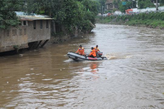 Pencarian orang hanyut di tengah derasnya arus Kali Ciliwung