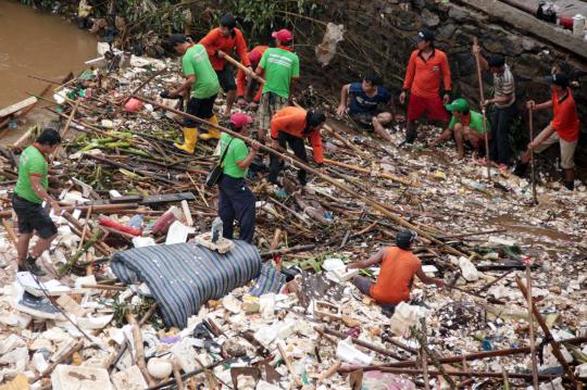 Aksi ratusan petugas bersihkan sampah-sampah Kali Ciliwung