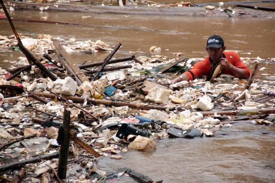 Aksi ratusan petugas bersihkan sampah-sampah Kali Ciliwung