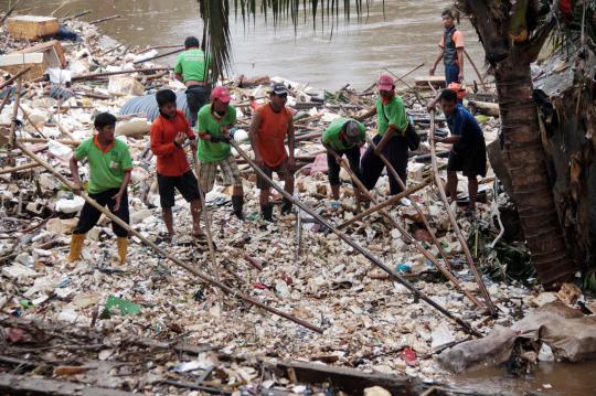 Aksi ratusan petugas bersihkan sampah-sampah Kali Ciliwung