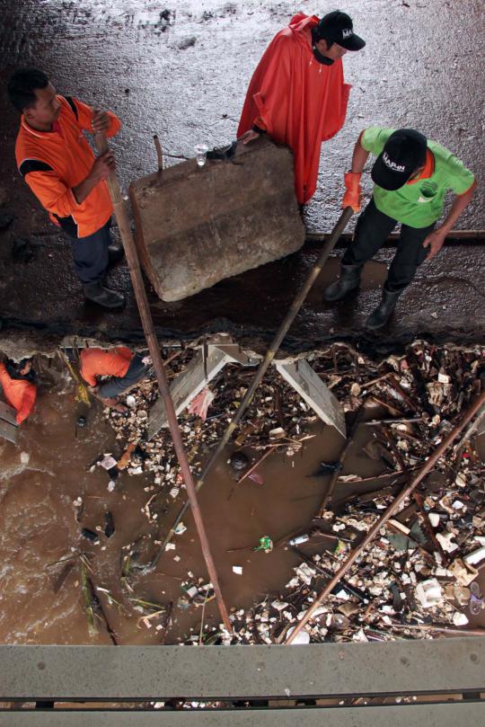 Aksi ratusan petugas bersihkan sampah-sampah Kali Ciliwung