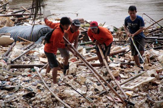 Aksi ratusan petugas bersihkan sampah-sampah Kali Ciliwung