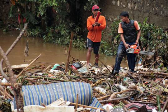 Aksi ratusan petugas bersihkan sampah-sampah Kali Ciliwung