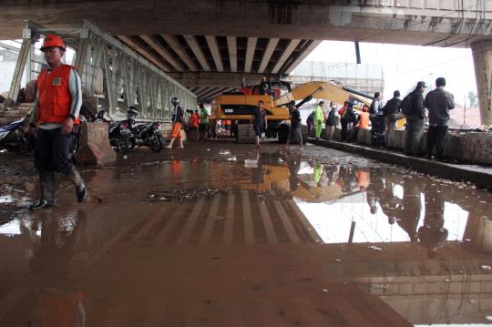 Aksi ratusan petugas bersihkan sampah-sampah Kali Ciliwung