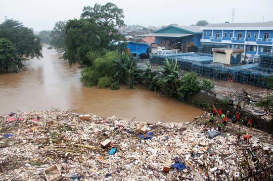 Aksi ratusan petugas bersihkan sampah-sampah Kali Ciliwung