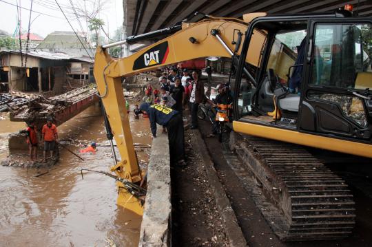 Aksi ratusan petugas bersihkan sampah-sampah Kali Ciliwung