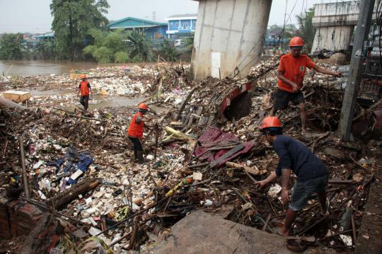 Aksi ratusan petugas bersihkan sampah-sampah Kali Ciliwung