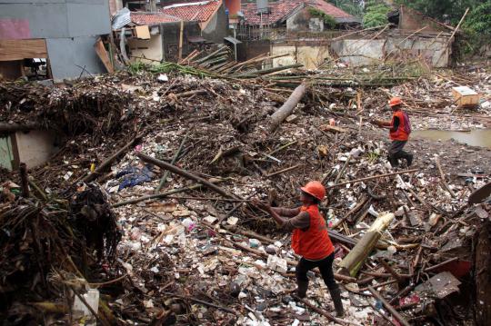 Aksi ratusan petugas bersihkan sampah-sampah Kali Ciliwung