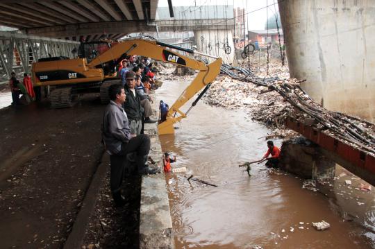 Aksi ratusan petugas bersihkan sampah-sampah Kali Ciliwung