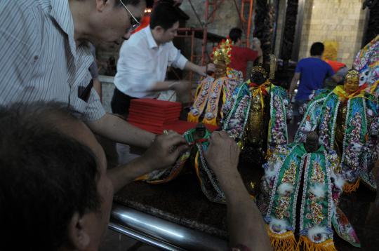 Bersih-bersih Vihara jelang perayaan Imlek