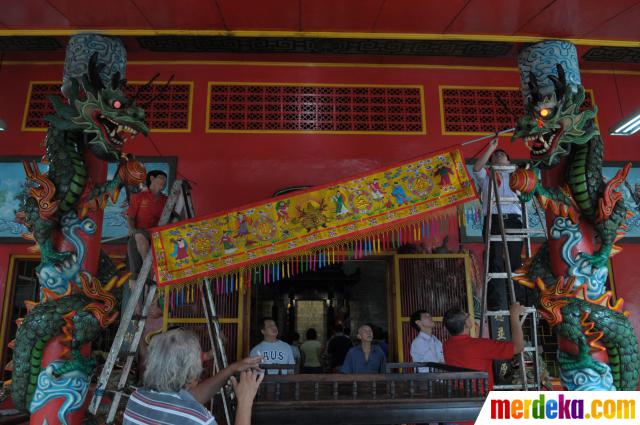 Foto : Bersih-bersih Vihara jelang perayaan Imlek merdeka.com