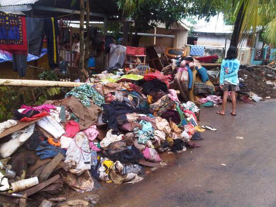 Banjir bandang surut, warga Manado mulai beres-beres rumah
