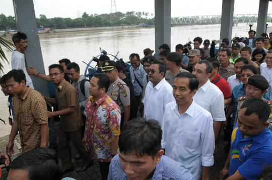 Didampingi Rano Karno, Jokowi tinjau Sungai Cisadane