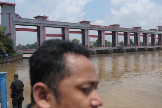 Didampingi Rano Karno, Jokowi tinjau Sungai Cisadane