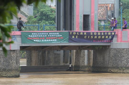 Spanduk warga Tangerang tolak sodetan hiasi Sungai Cisadane