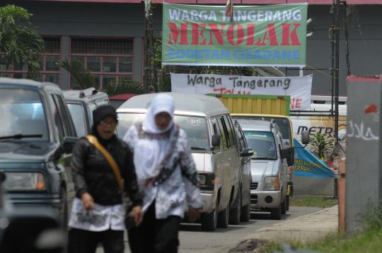 Spanduk warga Tangerang tolak sodetan hiasi Sungai Cisadane
