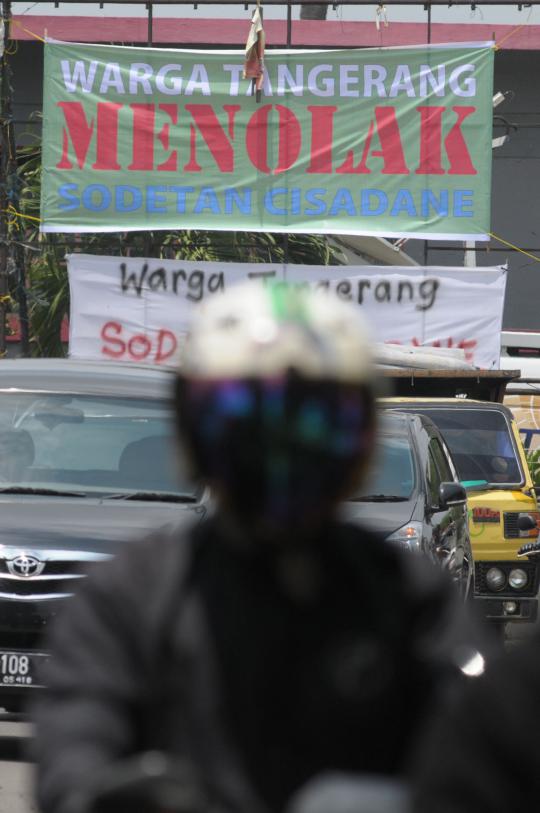 Spanduk warga Tangerang tolak sodetan hiasi Sungai Cisadane