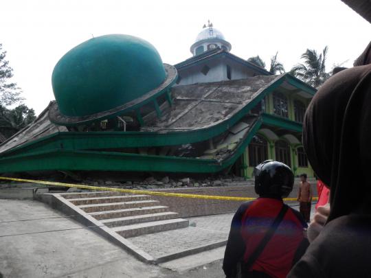 Ini masjid di Banyumas yang roboh akibat gempa Kebumen