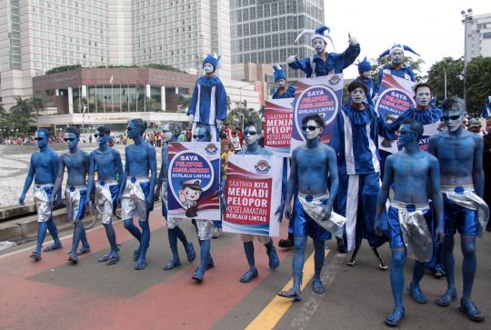 Aksi relawan kampanye keselamatan berlalu lintas di HI