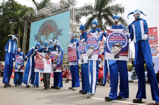 Aksi relawan kampanye keselamatan berlalu lintas di HI