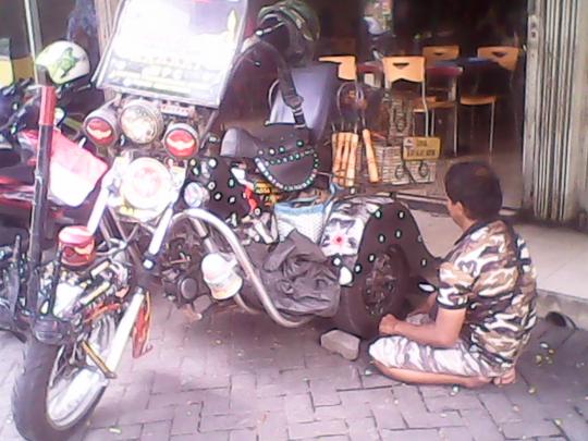 Ini Wisono, pria lumpuh kaki jualan perkakas bisa beli Harley