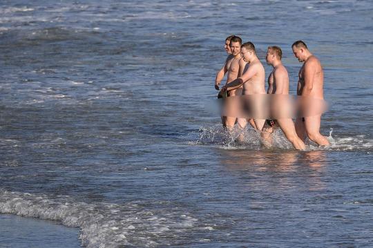Peringati Perang Dunia II, 5 orang ini beraksi bugil di pantai