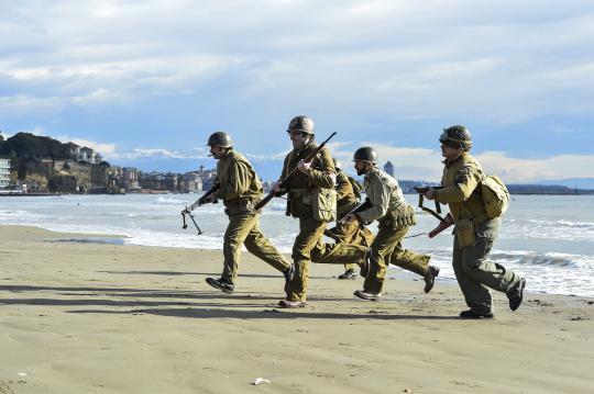 Peringati Perang Dunia II, 5 orang ini beraksi bugil di pantai