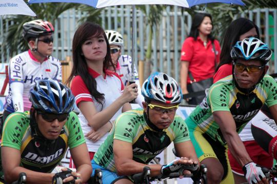 Aksi gadis payung cantik di JIExpo Criterium 2014