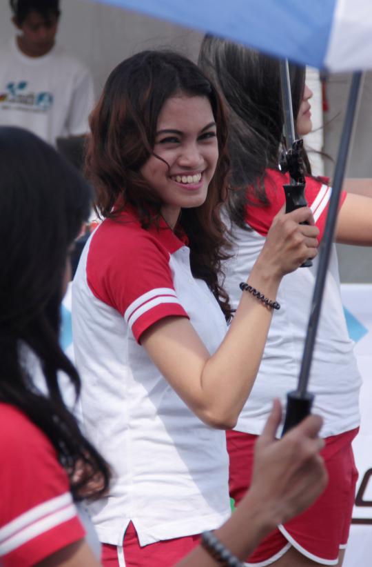 Aksi gadis payung cantik di JIExpo Criterium 2014